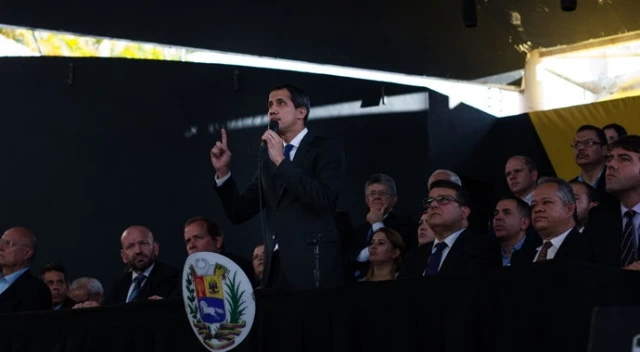 Venezuela'da Juan Guaido, parlamanetoda yemin etti