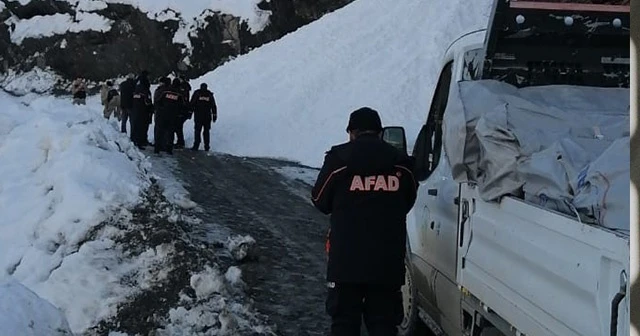 Yardım konvoyuna çığ engeli