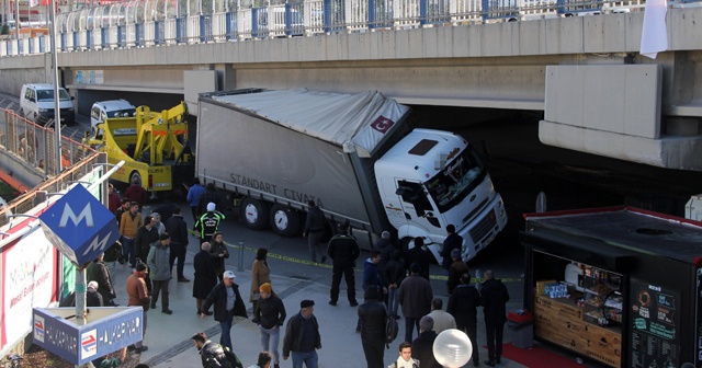 Yasaklı yola giren tır, köprüye takıldı