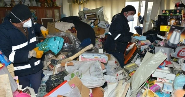 Yaşlı kadının evinden 13 ton çöp çıktı