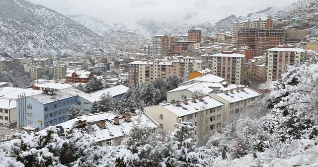 Yeni yılın ilk karlı sabahına uyandılar