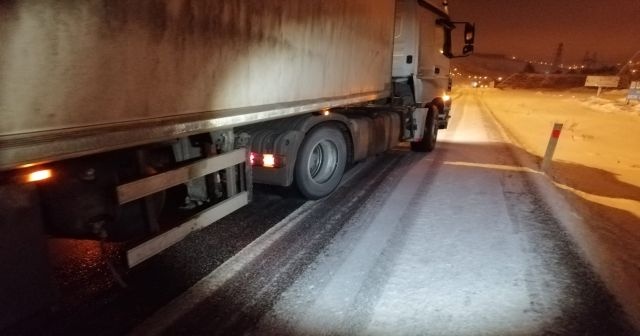 Yollar buz pistine döndü, sürücüler zor anlar yaşadı