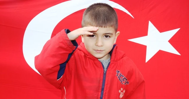 5 yaşındaki Mustafa şehitler için asker selamı verip, İstiklal Marşı okudu