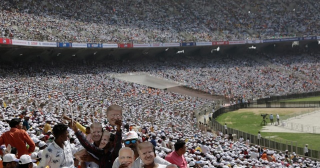 ABD Başkanı Trump, Hindistan&#039;da stadyumda yaklaşık 100 bin kişiye hitap etti