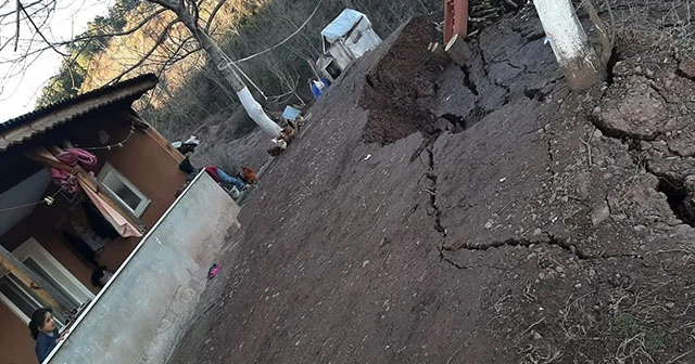Adapazarı'nda toprak kayması nedeniyle bir ev boşaltıldı