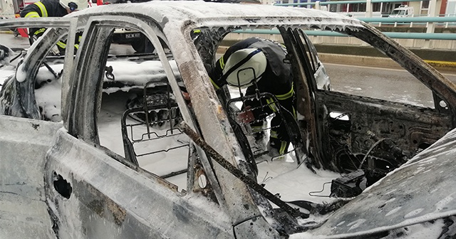 Alev alev yanan LPG&#039;li otomobil küle döndü