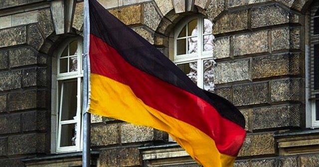Almanya&#039;da camiye ırkçı saldırı