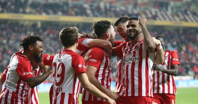 Antalyaspor evindeki 7 maçlık galibiyet hasretini sonlandırdı