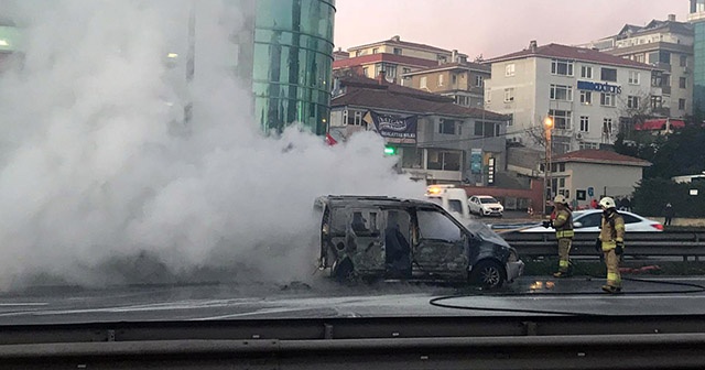 Araç yangını E-5&#039;te trafiği durma noktasına getirdi