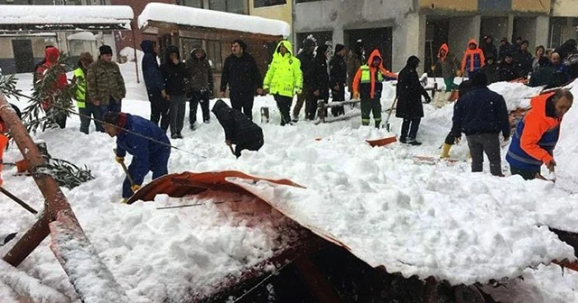 Arhavi'de kar nedeniyle pazar yerinin çatısı çöktü: 1 yaralı