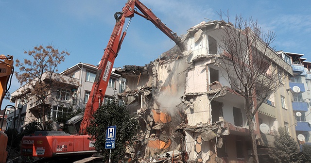 Avcılar&#039;da, 5.8&#039;lik depremin ardından hasar gören binanın yıkımı gerçekleştirildi