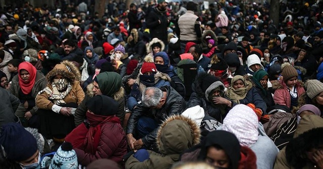 Avrupa&#039;ya geçmek isteyen düzensiz göçmenlerin zor şartlardaki bekleyişi sürüyor