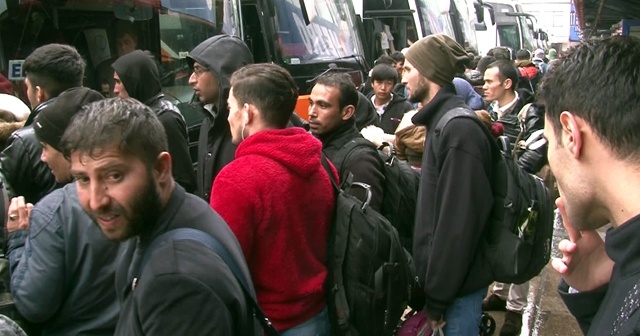 Avrupa’ya gitmek isteyen göçmenlerin otogarda oluşturduğu yoğunluk devam ediyor