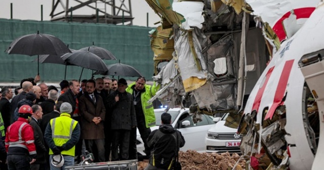 Bakan Turhan, uçak enkazında incelemelerde bulundu