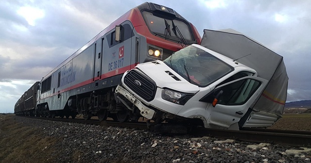 Bariyerleri kırıp geçmeye çalışan kamyonete tren çarptı