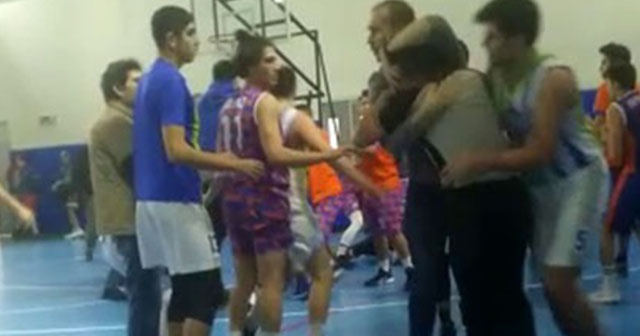 Basketbol maçında hakemlere tekmeli yumruklu saldırı