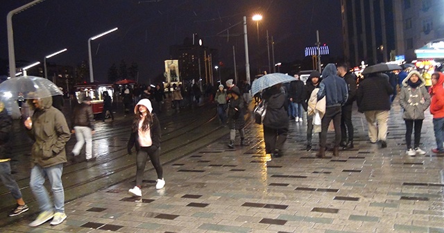 Beklenen kar yağışı Taksim&#039;de etkili olmaya başladı