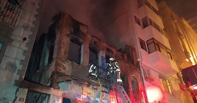 Beyoğlu&#039;nda metruk bina alev alev yandı