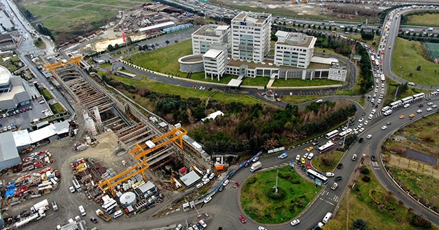 Bitmeyen metro inşaatı trafiği felç etti, kilometrelerce kuyruk oluştu