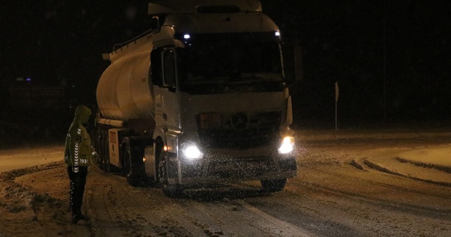 Bolu Dağı’nda yoğun kar nedeniyle tır geçişlerine izin verilmiyor