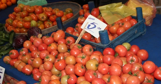 Çeri domatesin fiyatı el yakıyor