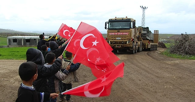 Çocuklar askerleri bayraklarla karşıladı