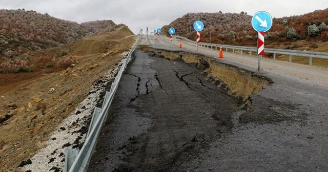 Çöken yol trafiğe kapandı