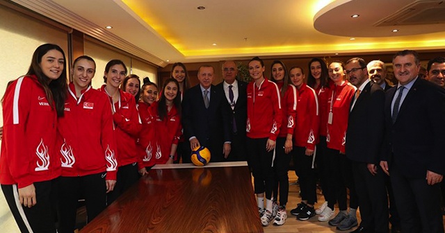 Cumhurbaşkanı Erdoğan, A Milli Kadın Voleybol Takımı oyuncularıyla bir araya geldi