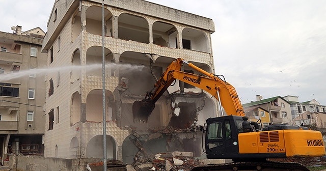 Deprem riski taşıyan 4 katlı bina yıkıldı