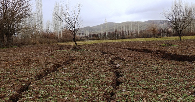 Deprem sonrasında oluşan dev yarıklar tedirgin ediyor