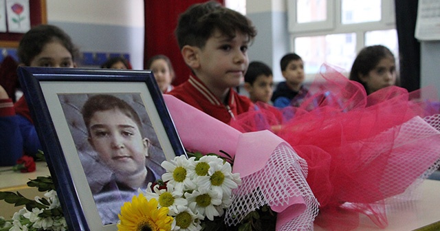 Depremde hayatını kaybeden Muhammed&#039;in masasına çiçekler bırakıldı