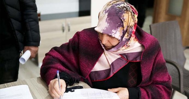 Depremzedeler için ayrılan 132 konutun hak sahipleri evlerinin anahtarlarını almaya başladı