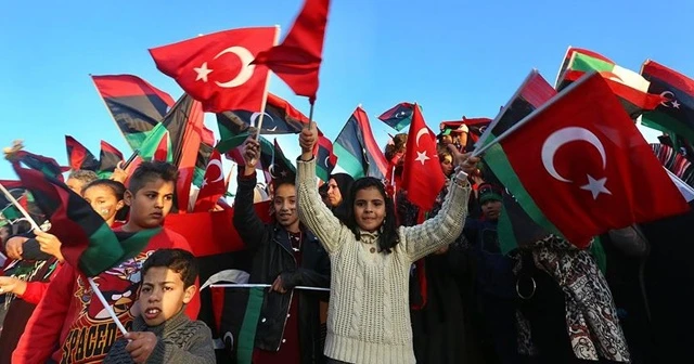 Devrimin 9'uncu yılını Türk bayraklarıyla kutladılar