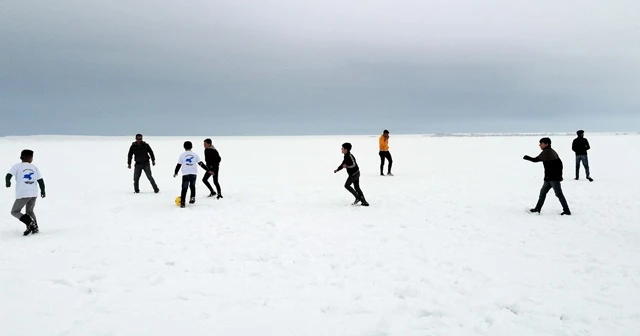Donan göl üzerinde futbol keyfi