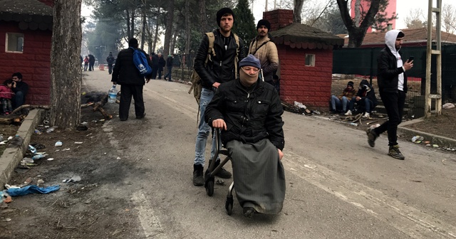 Edirne Valiliği, engelli göçmene tekerlekli sandalye verdi