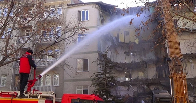 Elazığ'da acil yıkım kararı verilen binalar tek tek yıkılıyor