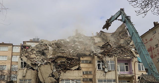 Elazığ’da depremde hasar gören binalar yıkılıyor