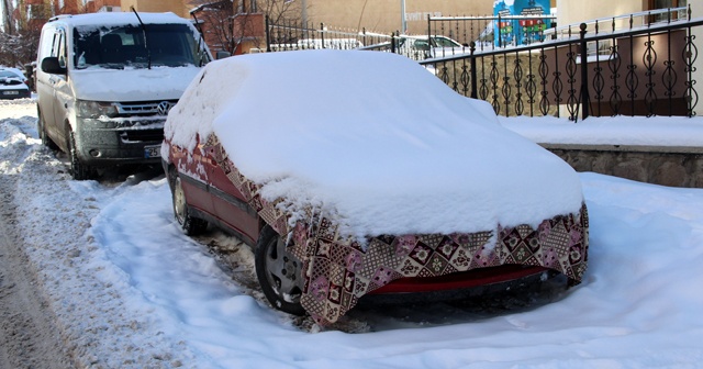 Erzurum buz tuttu, araçların yakıt depoları dondu