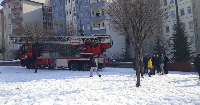 Eşi son anda yakaladı, dayanamayarak 5. kattan aşağı düştü