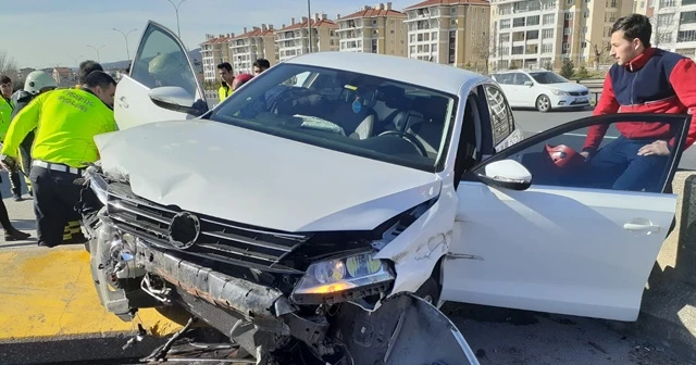 Fenalık geçiren sürücü TEM&#039;in ortasında ölümden döndü