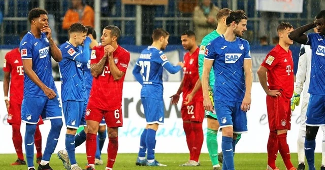 Futbolculardan hakaret içeren pankart açan taraftara protesto