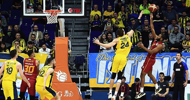 Galatasaray basketbolda da Fenerbahçe’yi deplasmanda yenememe serisini bitirdi