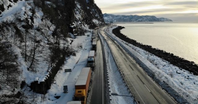 Gürcistan yolunda tır sürücülerinin kış çilesi