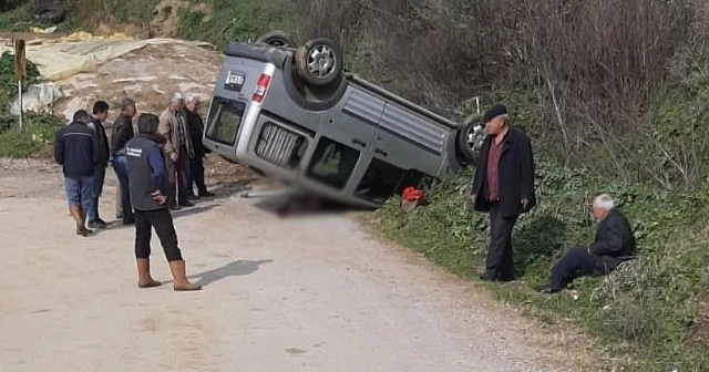 Hafif ticari araç şarampole devrildi: 1 ölü, 1 yaralı