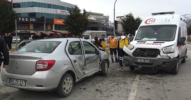 Hasta nakleden ambulans otomobille çarpıştı