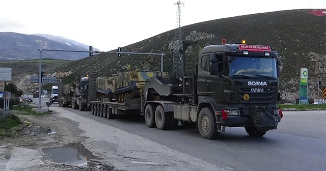 Hatay sınırına yoğun askeri araç sevkiyatı