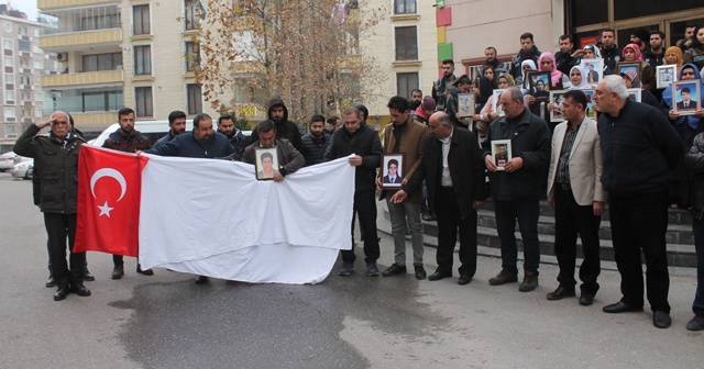 HDP önündeki ailelerden şehitler için kefen ve Türk bayrağıyla saygı duruşu