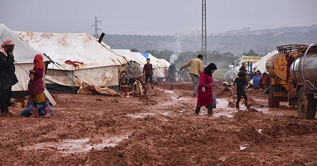 İdlib&#039;de çadırdaki sobadan zehirlenen 4 kişilik aile hayatını kaybetti