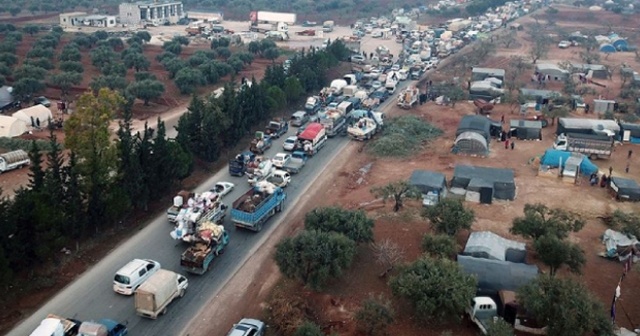 İdlib&#039;den kaçan 27 bin sivil daha Türkiye sınırına göç etti