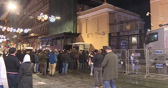 İdlib’teki saldırı Rusya’nın İstanbul Başkonsolosluğu önünde protesto edildi